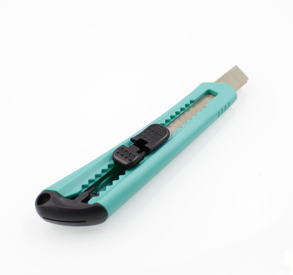 Retractable Utility Knife with 6Pcs Replaceable Blades X96402
